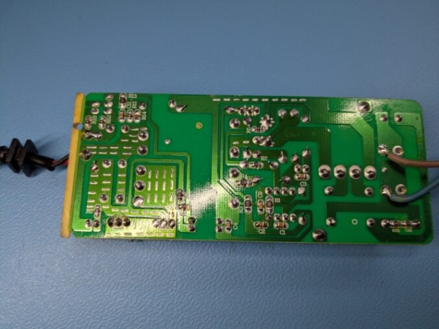 PCB Rückseite des HOUHUI-1206 Netzteils.