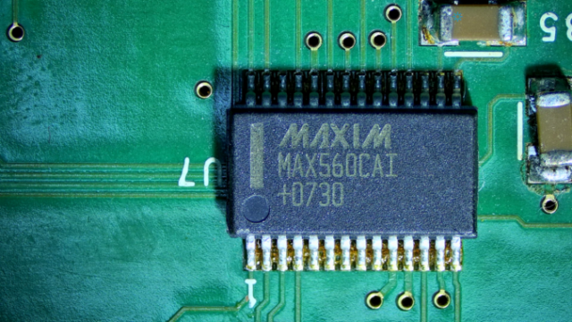 Picture of an MAXIM MAX560CAI IC